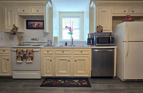 Klein Apartamento | Cozy French Getaway! With full kitchen, workspace, treadmill and grill.