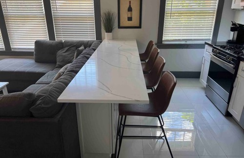 Sailboat Bend Apartamento | Cozy - full kitchen & 10ft island - 1.2G Wifi