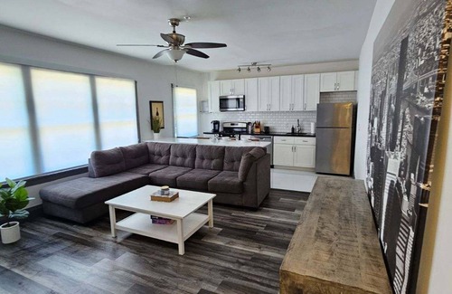 Sailboat Bend Apartamento | Cozy - full kitchen & 10ft island - 1.2G Wifi