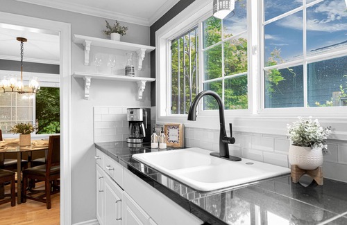 Lake Hills Casa | Cozy furnished 3-bedroom pet-friendly rambler in Bellevue