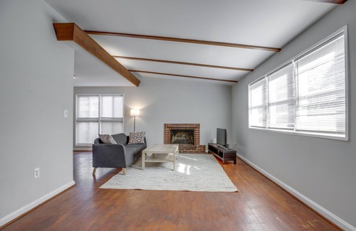 Seminary Hill Apartamento | Cozy Furnished Home in Alexandria with Backyard Patio - Upstairs Unit Only