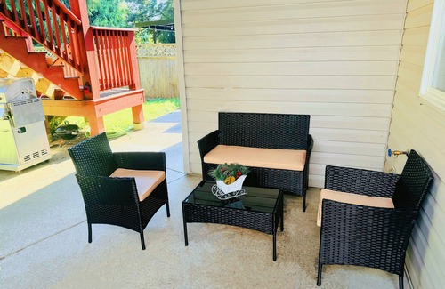 Lynn Valley Casa | Cozy Garden 2 bedrooms Suite in welcoming North Vancouver with WiFi