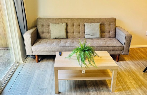 Lynn Valley Casa | Cozy Garden 2 bedrooms Suite in welcoming North Vancouver with WiFi