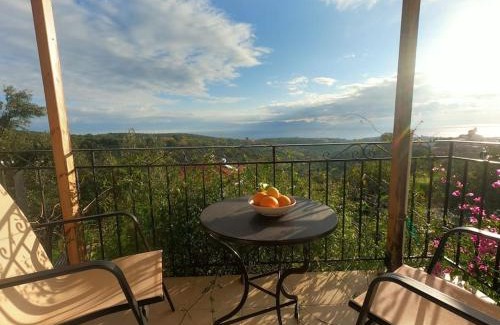 Vasilitsion Apartamento | Cozy garden cottage with stunning sea views