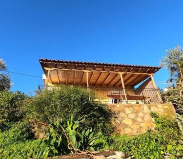 Vasilitsion Apartamento | Cozy garden cottage with stunning sea views