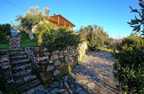 Vasilitsion Apartamento | Cozy garden cottage with stunning sea views