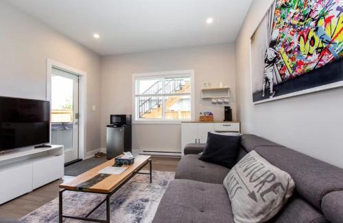 Langford Apartamento | Cozy Garden Suite with Hot Tub and Perfectly Located