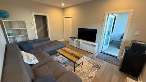 Langford Apartamento | Cozy Garden Suite with Hot Tub and Perfectly Located