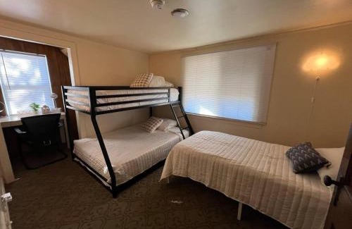 Lincoln Park Casa | Cozy Gem King Bunk Beds Near Major Highways Sleep6