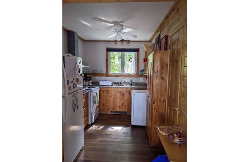 Centre Hastings Cabaña | Cozy gem on the water!