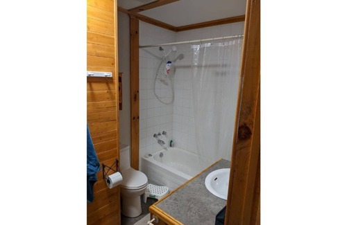 Centre Hastings Cabaña | Cozy gem on the water!
