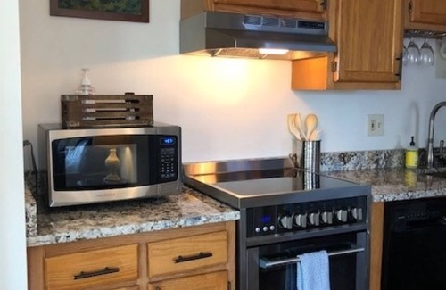 Portsmouth Apartamento | COZY GET AWAY, WALKING DISTANCE TO QUAINT PORTSMOUTH 1BR apartment