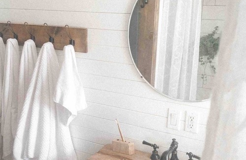 Erie Casa | Cozy Getaway 2BR + Hottub Erie PA Acacia House