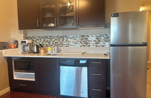 Symons Valley Casa | Cozy Getaway close to the City Heart. 5 minutes from highway one (1)