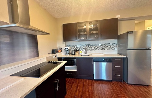 Symons Valley Casa | Cozy Getaway close to the City Heart. 5 minutes from highway one (1)