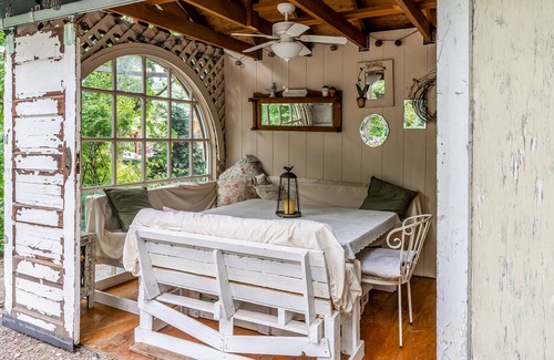 Woods Bay Apartamento | Cozy getaway for two w/ a kitchenette - walk to the lake, marina, & beach