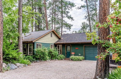 Woods Bay Apartamento | Cozy getaway for two w/ a kitchenette - walk to the lake, marina, & beach