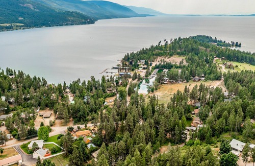 Woods Bay Apartamento | Cozy getaway for two w/ a kitchenette - walk to the lake, marina, & beach