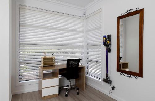 Christies Beach Casa | Cozy Getaway, King Bed with TV, NBN, Netflix, Nespresso