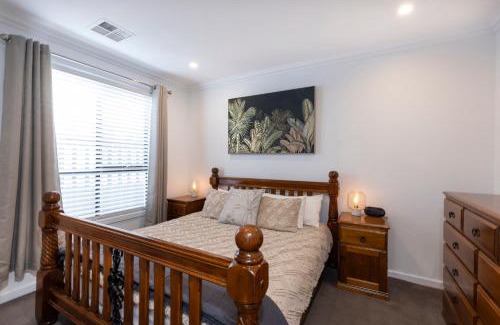 Christies Beach Casa | Cozy Getaway, King Bed with TV, NBN, Netflix, Nespresso