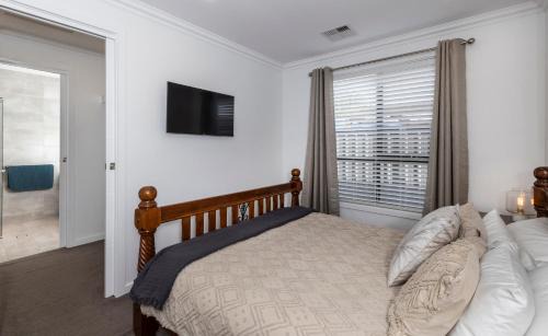 Christies Beach Casa | Cozy Getaway, King Bed with TV, NBN, Netflix, Nespresso