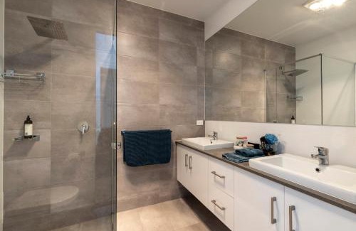 Christies Beach Casa | Cozy Getaway, King Bed with TV, NBN, Netflix, Nespresso