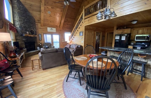 Foxfire Estates Cabina | Un cambio de altitud 15+ millas y 2 vistas a la montaña estatal Capacidad para 6 Blue Ridge, GA