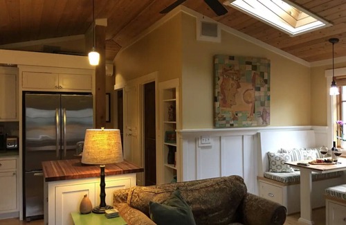 Laurelhurst Casa | Cozy Getaway w/Hot tub, Fireplace, Firepit & A/C