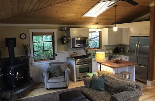 Laurelhurst Casa | Cozy Getaway w/Hot tub, Fireplace, Firepit & A/C