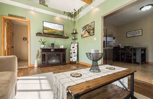 McHenry Cabaña | Cozy Getaway w/ Theater and Hot Tub
