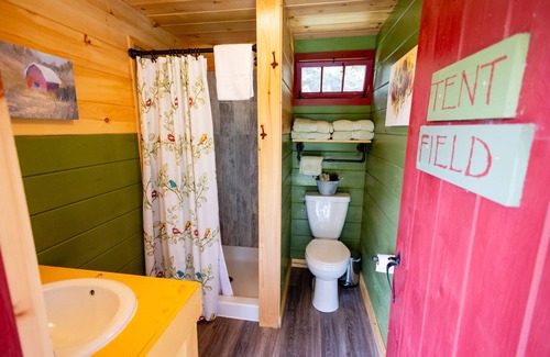 Turner Cama Y Desayuno | Cozy Glamping at Farm Bed and Breakfast in Maine