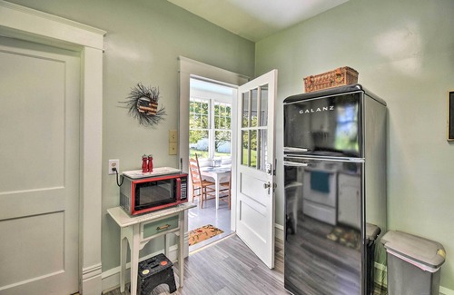 Ware Cabaña | Cozy Gloucester Getaway w/ Porch & Sunroom!