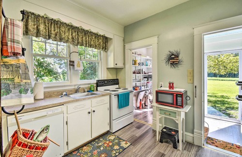 Ware Cabaña | Cozy Gloucester Getaway w/ Porch & Sunroom!