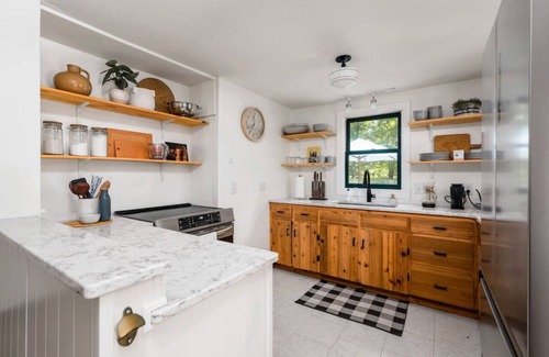 Cedar Cabaña | Cozy Good Harbor Cottage with hot tub & fireplace