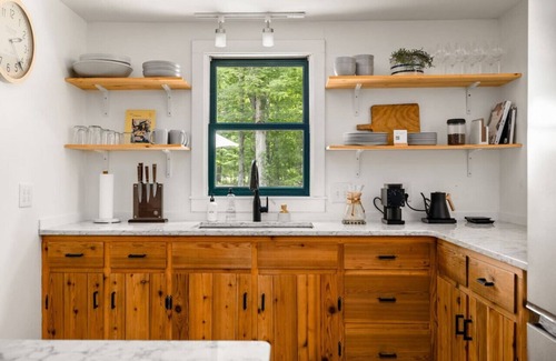 Cedar Cabaña | Cozy Good Harbor Cottage with hot tub & fireplace