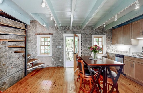 Ellicott City Casa | Cozy granite home in walking distance to Old Ellicott City