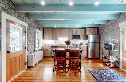 Ellicott City Casa | Cozy granite home in walking distance to Old Ellicott City