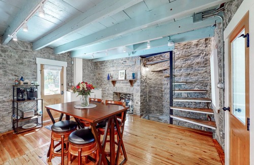 Ellicott City Casa | Cozy granite home in walking distance to Old Ellicott City
