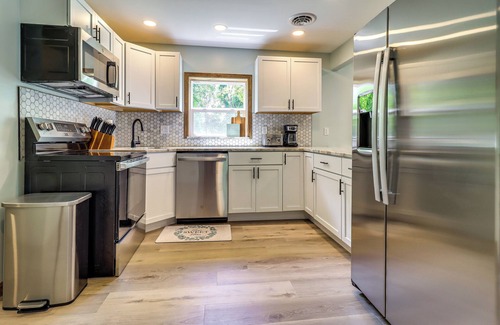 Horton Casa | Cozy Grass Lake Home w/ Patio, Fire Pit & Kayaks!