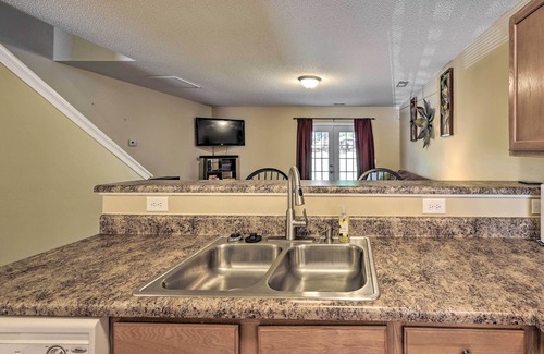 Greensboro Casa | Cozy Greensboro Townhome ~ 7 Mi to UNC Campus
