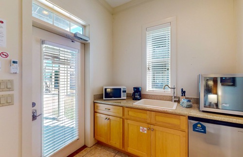 Crescent Beach Apartamento | Cozy, ground-floor beach studio w/ a shared pool, free WiFi, & a kitchenette