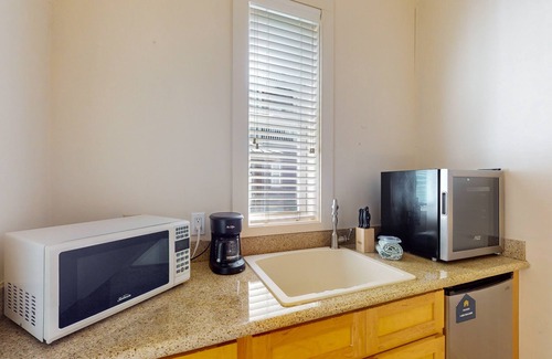 Crescent Beach Apartamento | Cozy, ground-floor beach studio w/ a shared pool, free WiFi, & a kitchenette