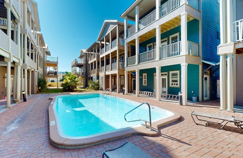 Crescent Beach Apartamento | Cozy, ground-floor beach studio w/ a shared pool, free WiFi, & a kitchenette