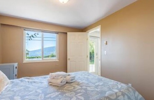 District of North Vancouver Casa | Cozy ground level suit with private garden , amazing views and pet friendly!