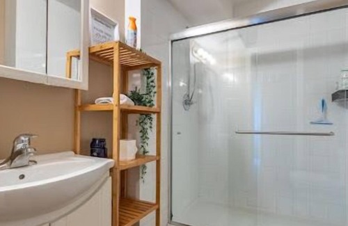District of North Vancouver Casa | Cozy ground level suit with private garden , amazing views and pet friendly!