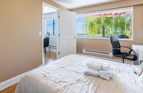 District of North Vancouver Casa | Cozy ground level suit with private garden , amazing views and pet friendly!