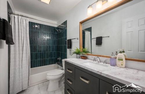 Barnum West Casa | Cozy Group Stay W Fireplace & Backyard
