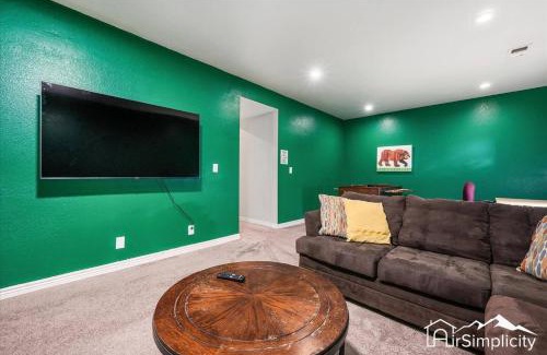 Barnum West Casa | Cozy Group Stay W Fireplace & Backyard