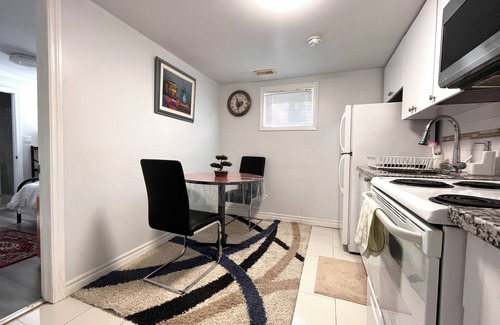Black Creek Casa | Cozy Guest Suit Basement Fully Private with Parking