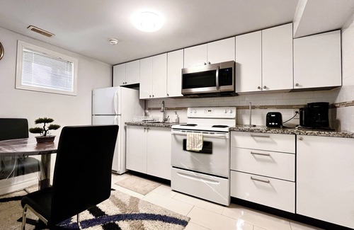 Black Creek Casa | Cozy Guest Suit Basement Fully Private with Parking